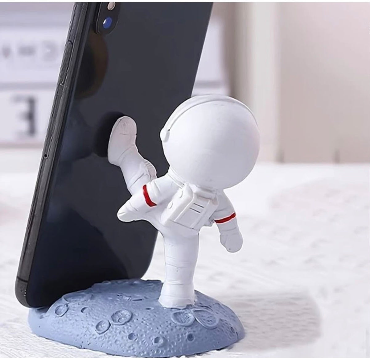 Alien mobile holder